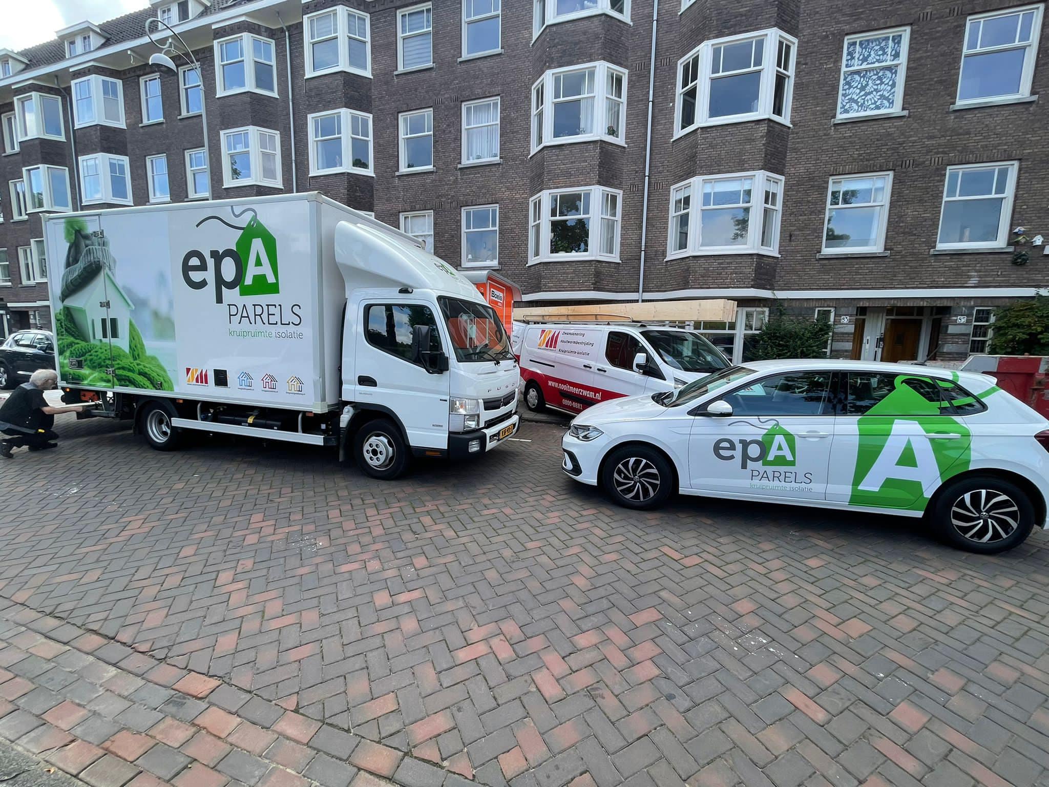 Afbeelding van werkwagens die EPA parels gebruiken voor kruipruimte-isolatie, met zichtbare isolatiematerialen.